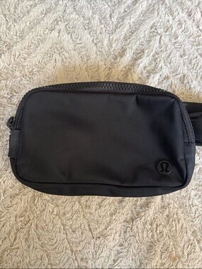 Lululemon black belt bag OG strap